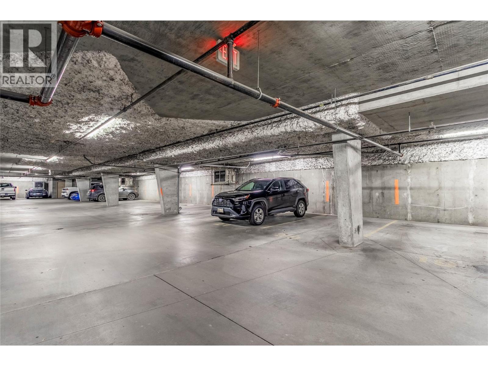 515 Houghton Road Unit# 221, Kelowna, BC - Indoor Photo Showing Garage