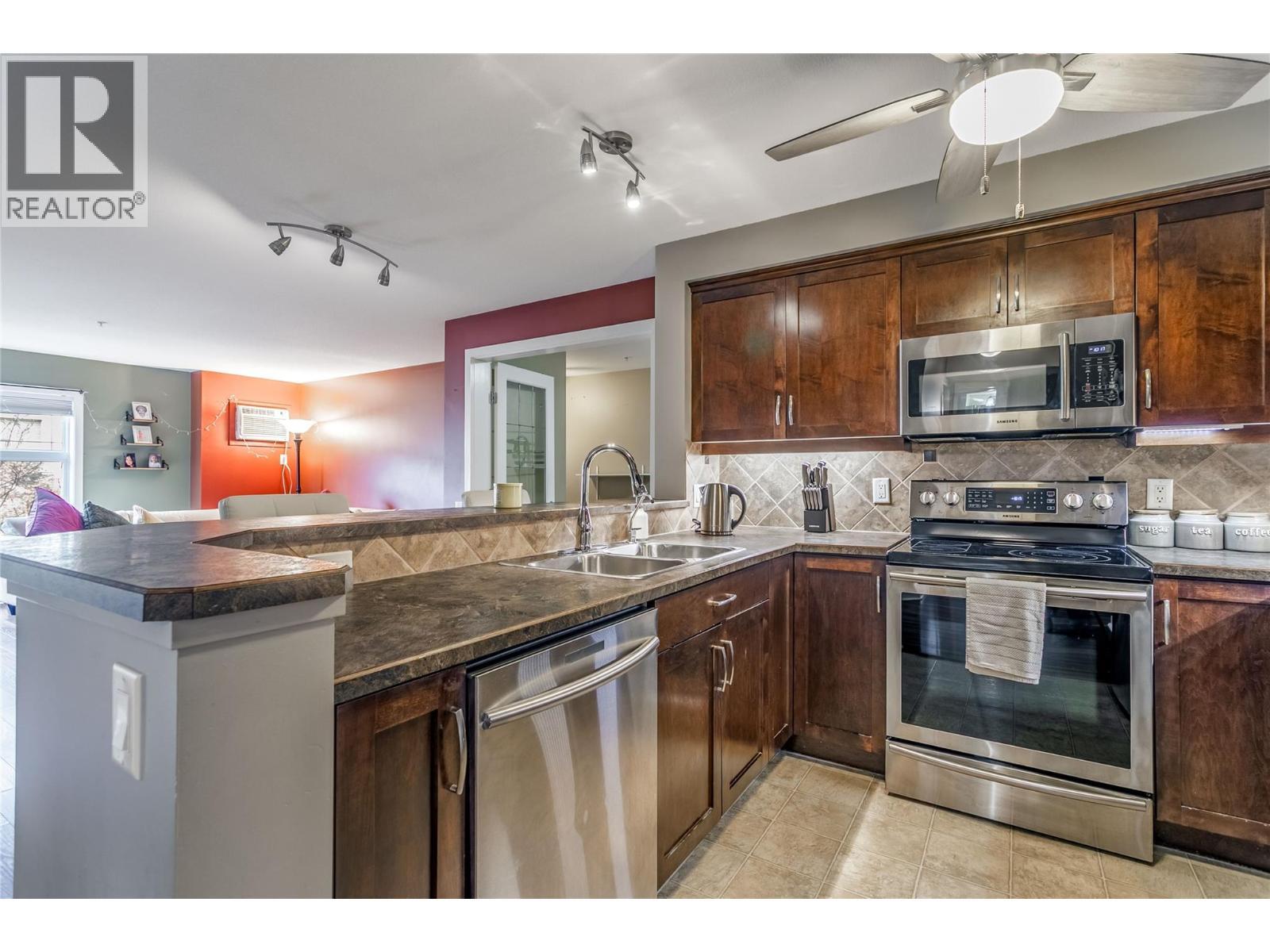 515 Houghton Road Unit# 221, Kelowna, BC - Indoor Photo Showing Kitchen With Double Sink