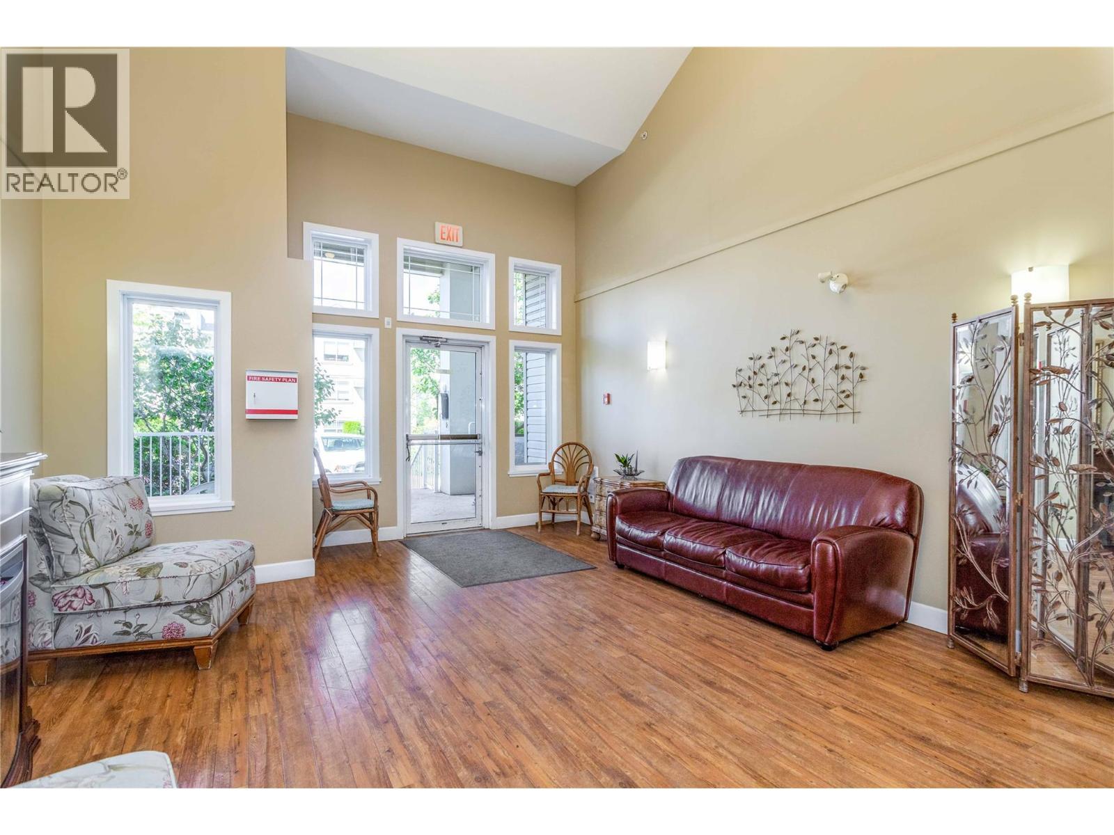 515 Houghton Road Unit# 221, Kelowna, BC - Indoor Photo Showing Living Room
