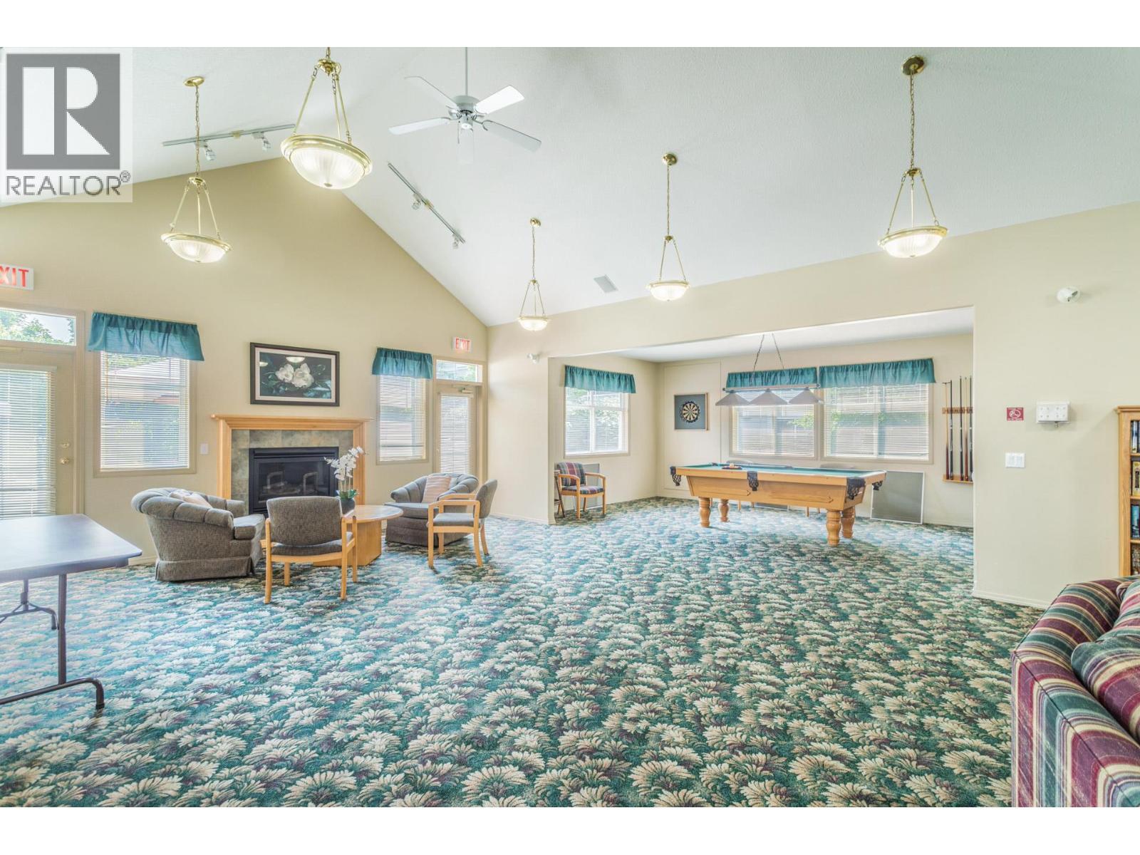 515 Houghton Road Unit# 221, Kelowna, BC - Indoor Photo Showing Living Room With Fireplace