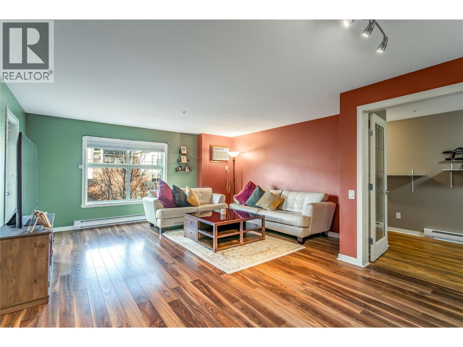 515 Houghton Road Unit# 221, Kelowna, BC - Indoor Photo Showing Living Room