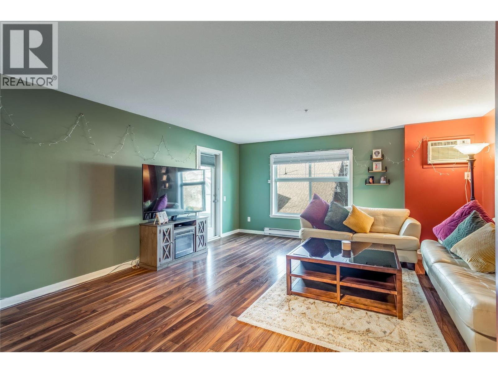 515 Houghton Road Unit# 221, Kelowna, BC - Indoor Photo Showing Living Room