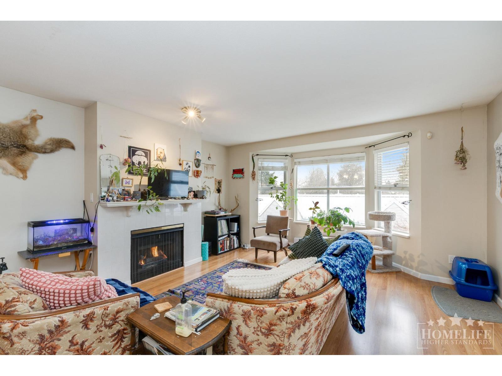 16 10070 137A Street, Surrey, BC - Indoor Photo Showing Living Room With Fireplace