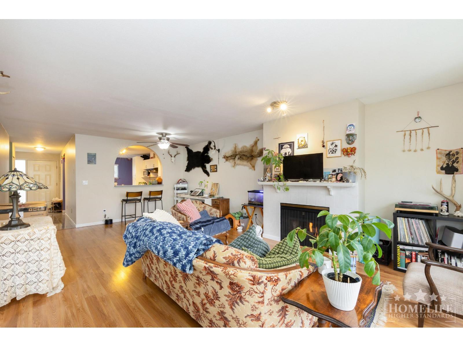 16 10070 137A Street, Surrey, BC - Indoor Photo Showing Living Room
