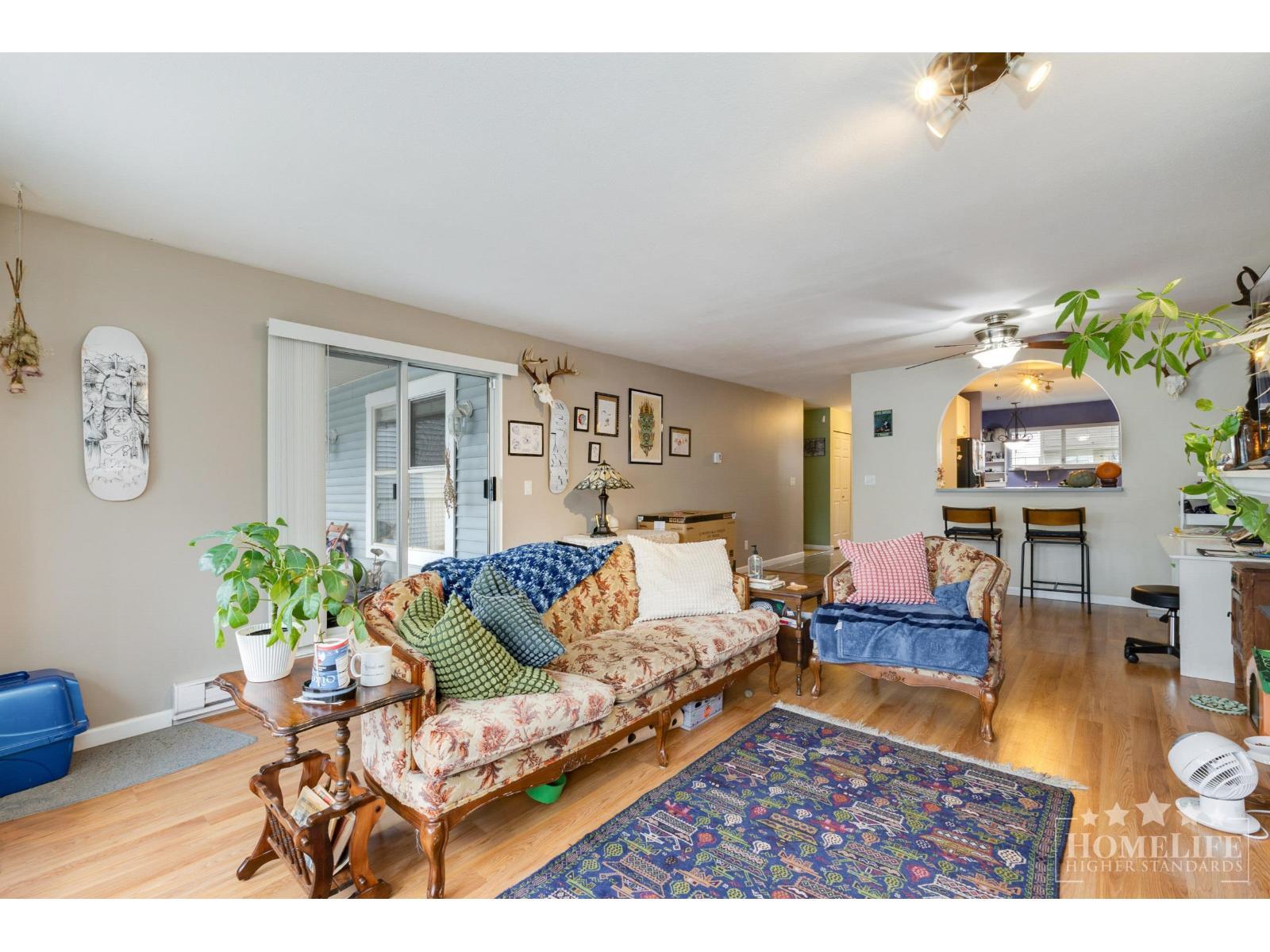 16 10070 137A Street, Surrey, BC - Indoor Photo Showing Living Room