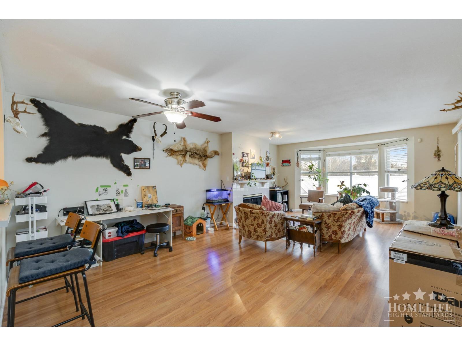 16 10070 137A Street, Surrey, BC - Indoor Photo Showing Living Room