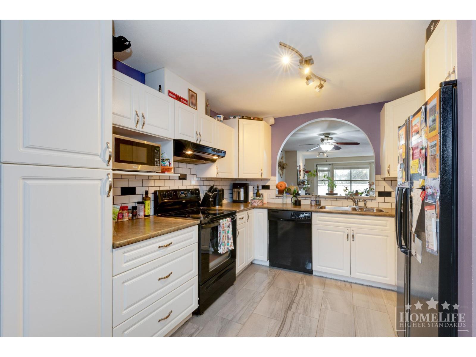 16 10070 137A Street, Surrey, BC - Indoor Photo Showing Kitchen With Double Sink