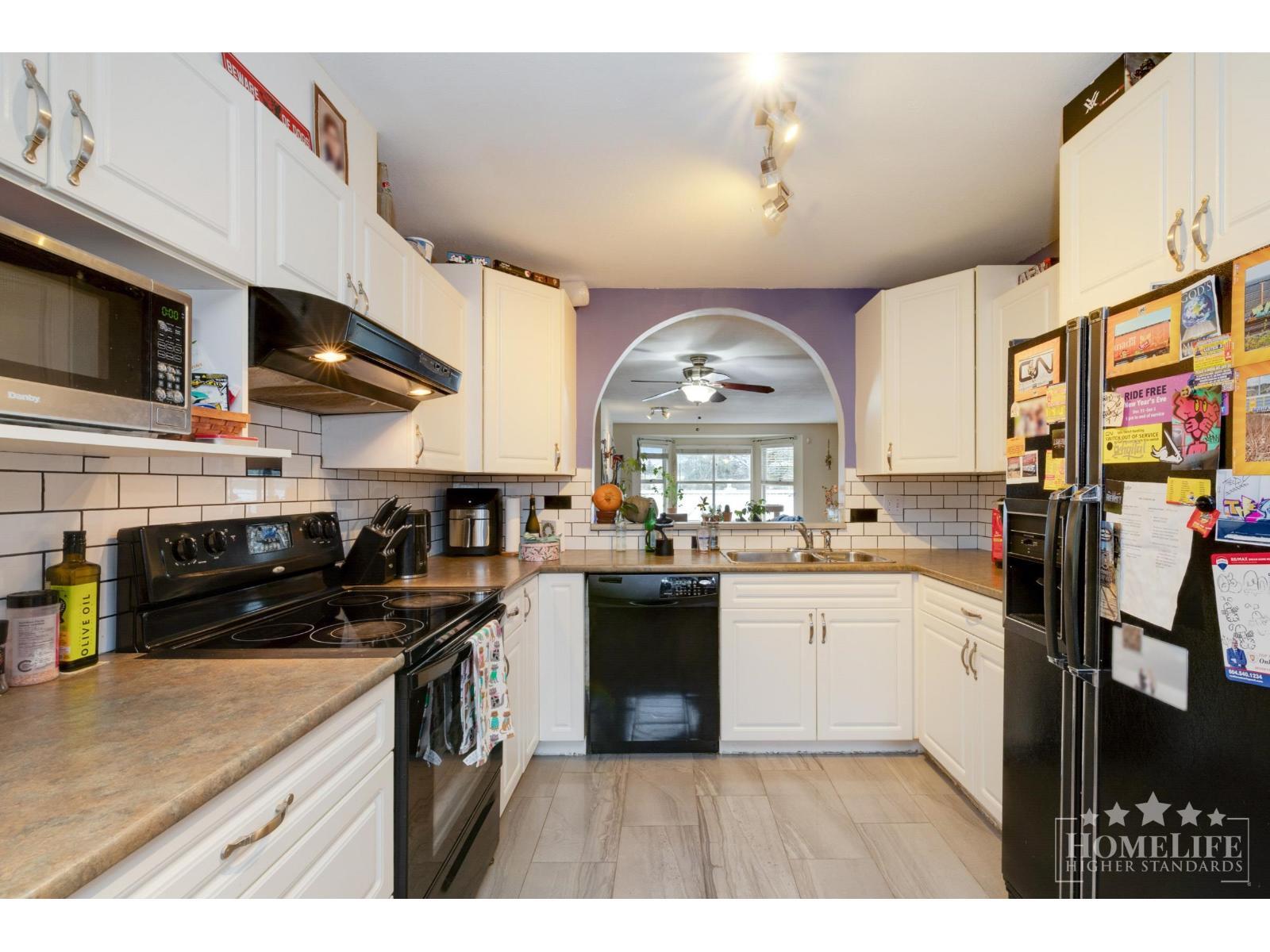16 10070 137A Street, Surrey, BC - Indoor Photo Showing Kitchen With Double Sink