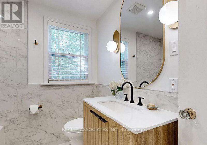 15 White Avenue, Toronto, ON - Indoor Photo Showing Bathroom