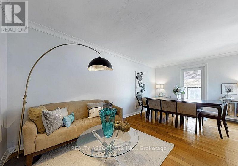 15 White Avenue, Toronto, ON - Indoor Photo Showing Living Room