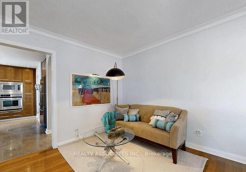 15 White Avenue, Toronto, ON - Indoor Photo Showing Living Room