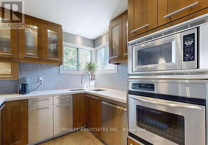 15 White Avenue, Toronto, ON - Indoor Photo Showing Kitchen With Upgraded Kitchen