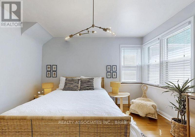 15 White Avenue, Toronto, ON - Indoor Photo Showing Bedroom
