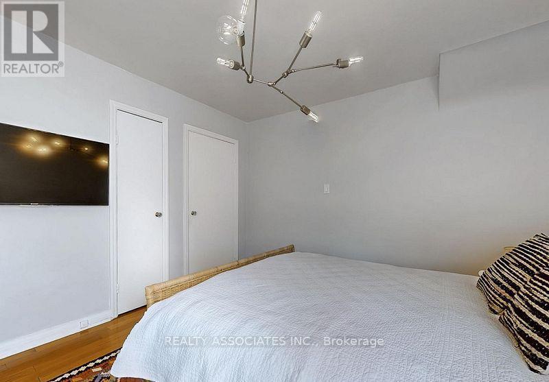 15 White Avenue, Toronto, ON - Indoor Photo Showing Bedroom