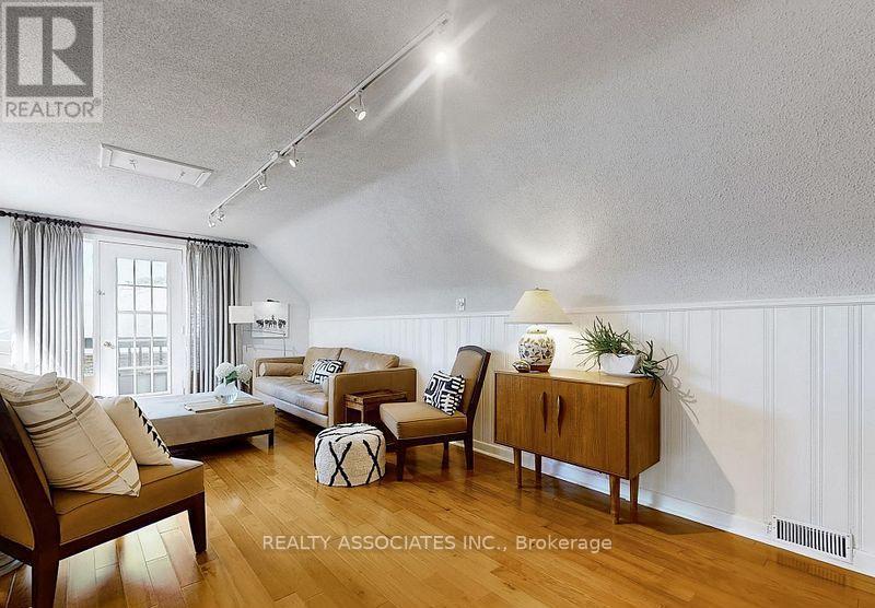 15 White Avenue, Toronto, ON - Indoor