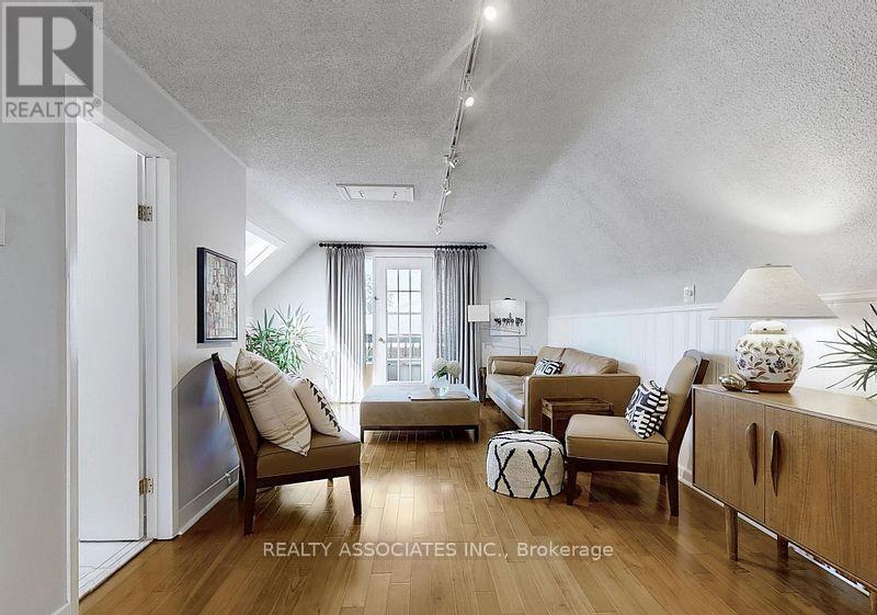 15 White Avenue, Toronto, ON - Indoor Photo Showing Living Room