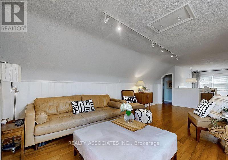 15 White Avenue, Toronto, ON - Indoor Photo Showing Living Room