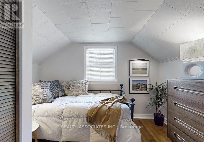 15 White Avenue, Toronto, ON - Indoor Photo Showing Bedroom