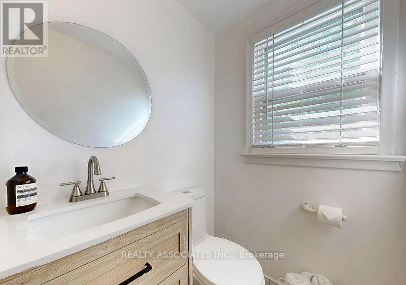 15 White Avenue, Toronto, ON - Indoor Photo Showing Bathroom