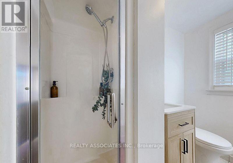 15 White Avenue, Toronto, ON - Indoor Photo Showing Bathroom