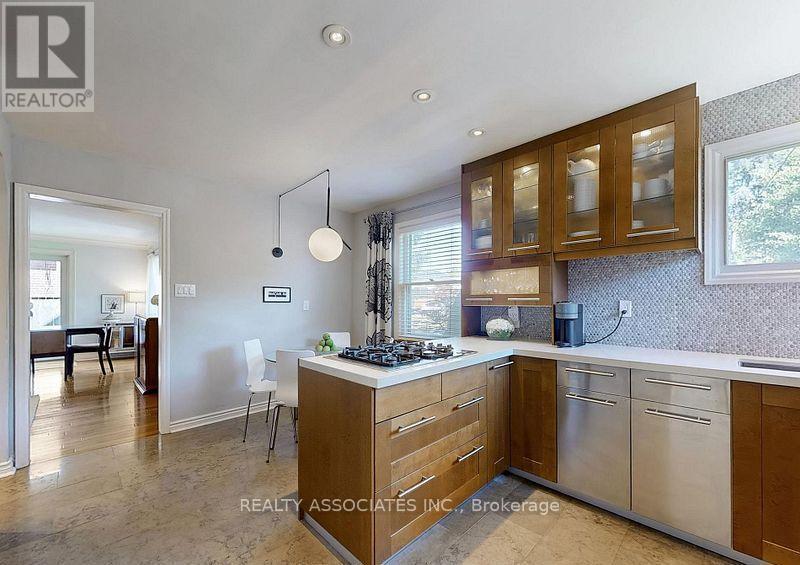 15 White Avenue, Toronto, ON - Indoor Photo Showing Kitchen
