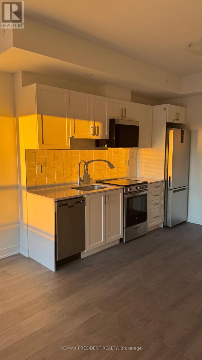 A811 - 705 Davis Drive, Newmarket, ON - Indoor Photo Showing Kitchen