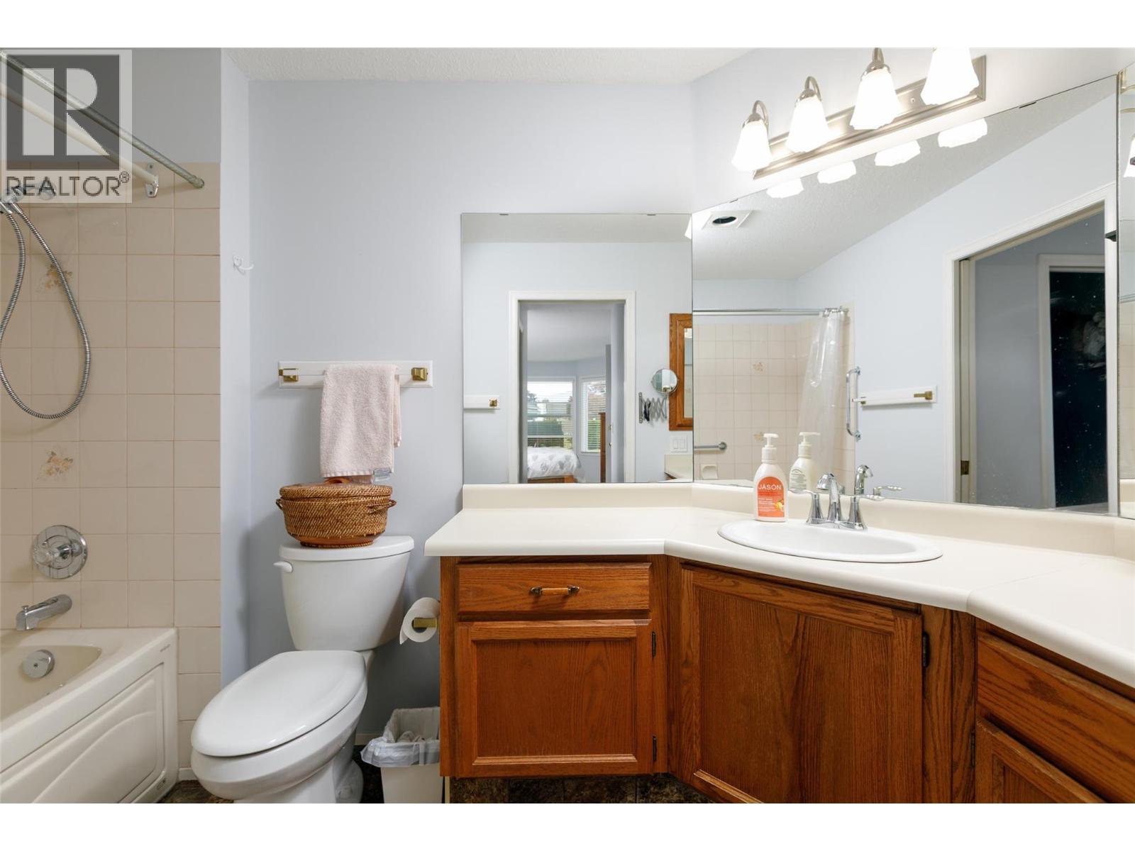 1101 Cameron Avenue Unit# 60, Kelowna, BC - Indoor Photo Showing Bathroom
