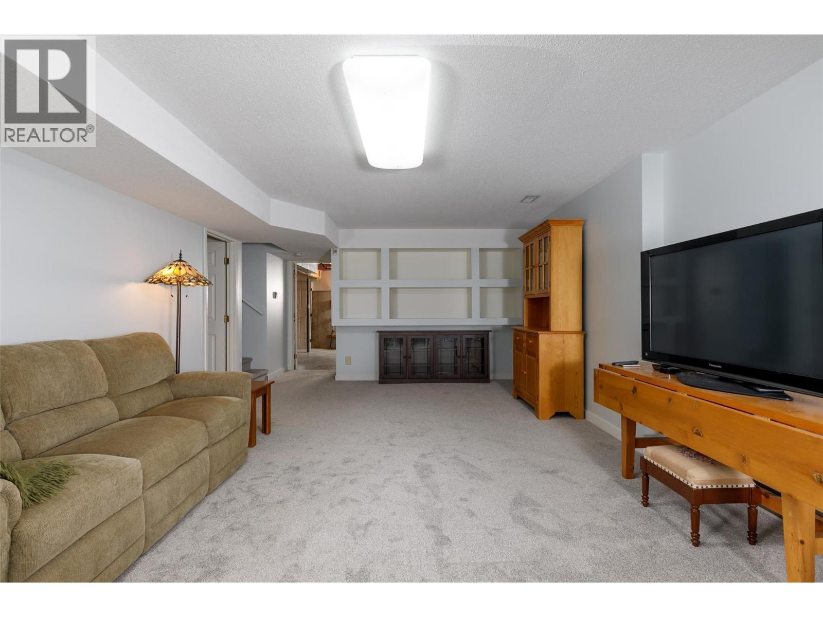 1101 Cameron Avenue Unit# 60, Kelowna, BC - Indoor Photo Showing Living Room