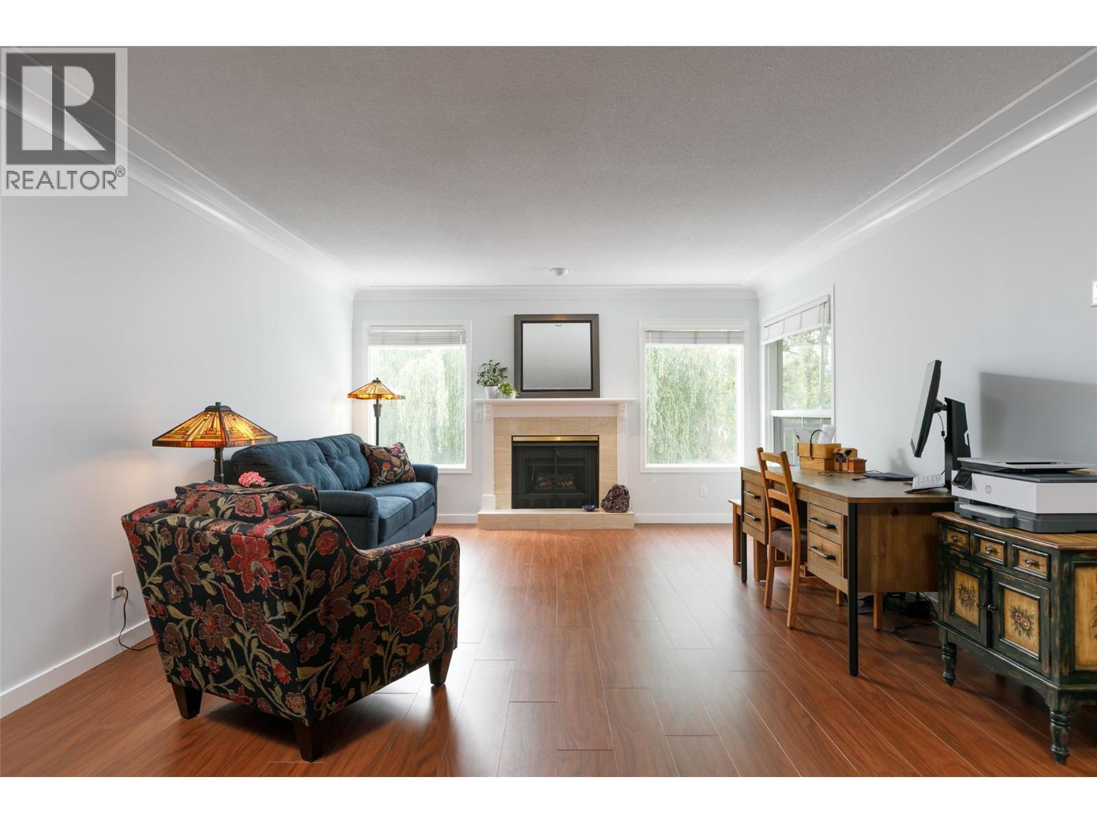 1101 Cameron Avenue Unit# 60, Kelowna, BC - Indoor Photo Showing Living Room With Fireplace