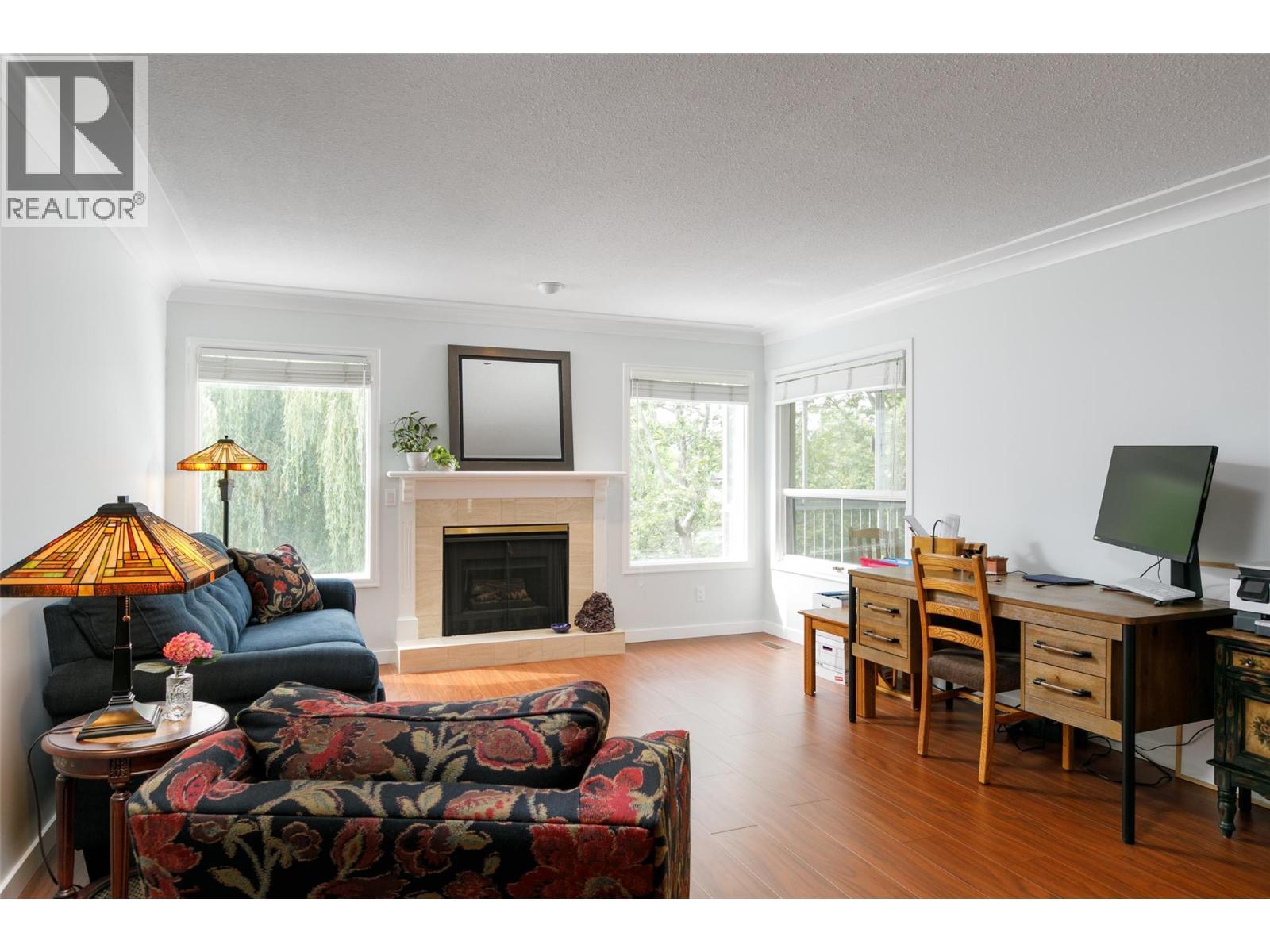 1101 Cameron Avenue Unit# 60, Kelowna, BC - Indoor Photo Showing Living Room With Fireplace