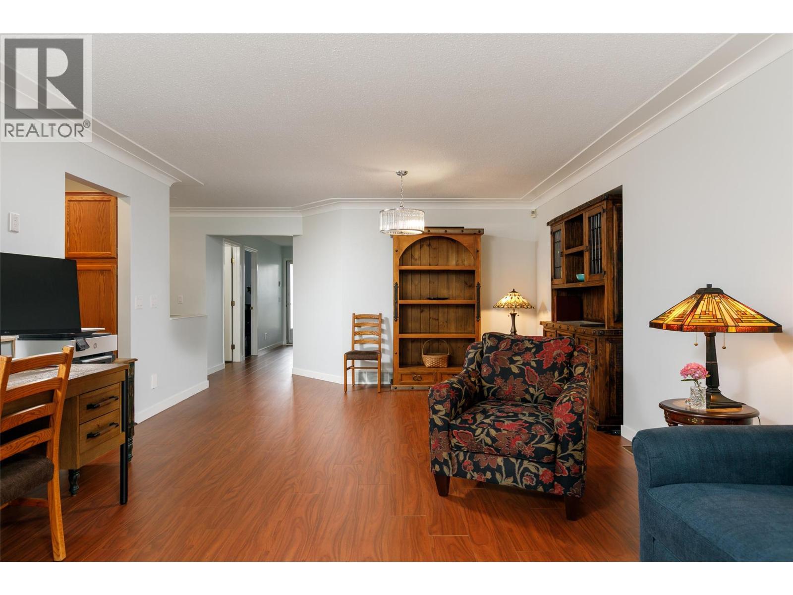 1101 Cameron Avenue Unit# 60, Kelowna, BC - Indoor Photo Showing Living Room