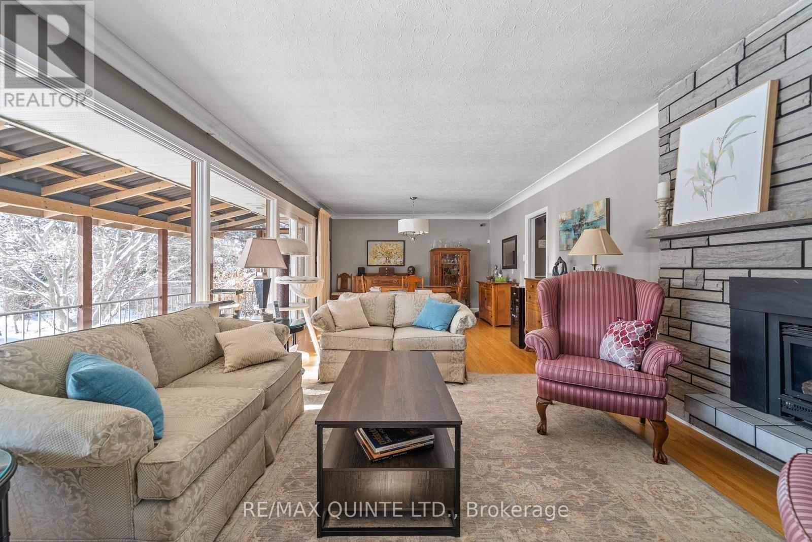 9 Sunset Drive, Belleville (Belleville Ward), ON - Indoor Photo Showing Living Room With Fireplace