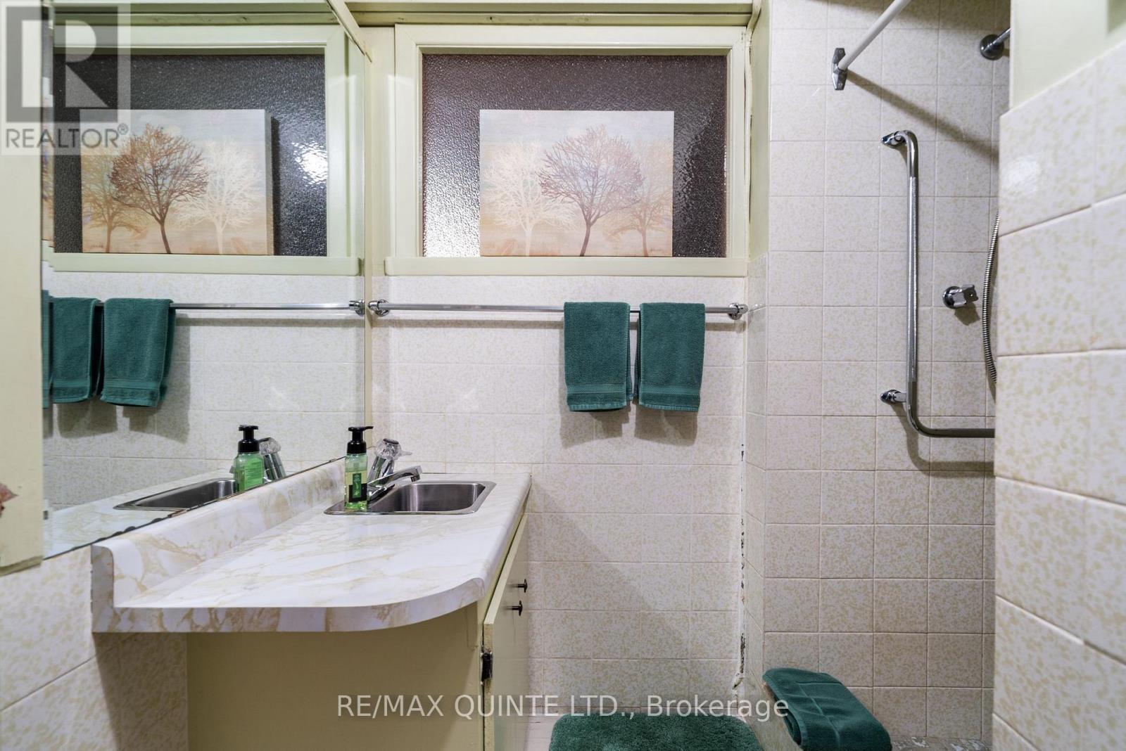 9 Sunset Drive, Belleville (Belleville Ward), ON - Indoor Photo Showing Bathroom