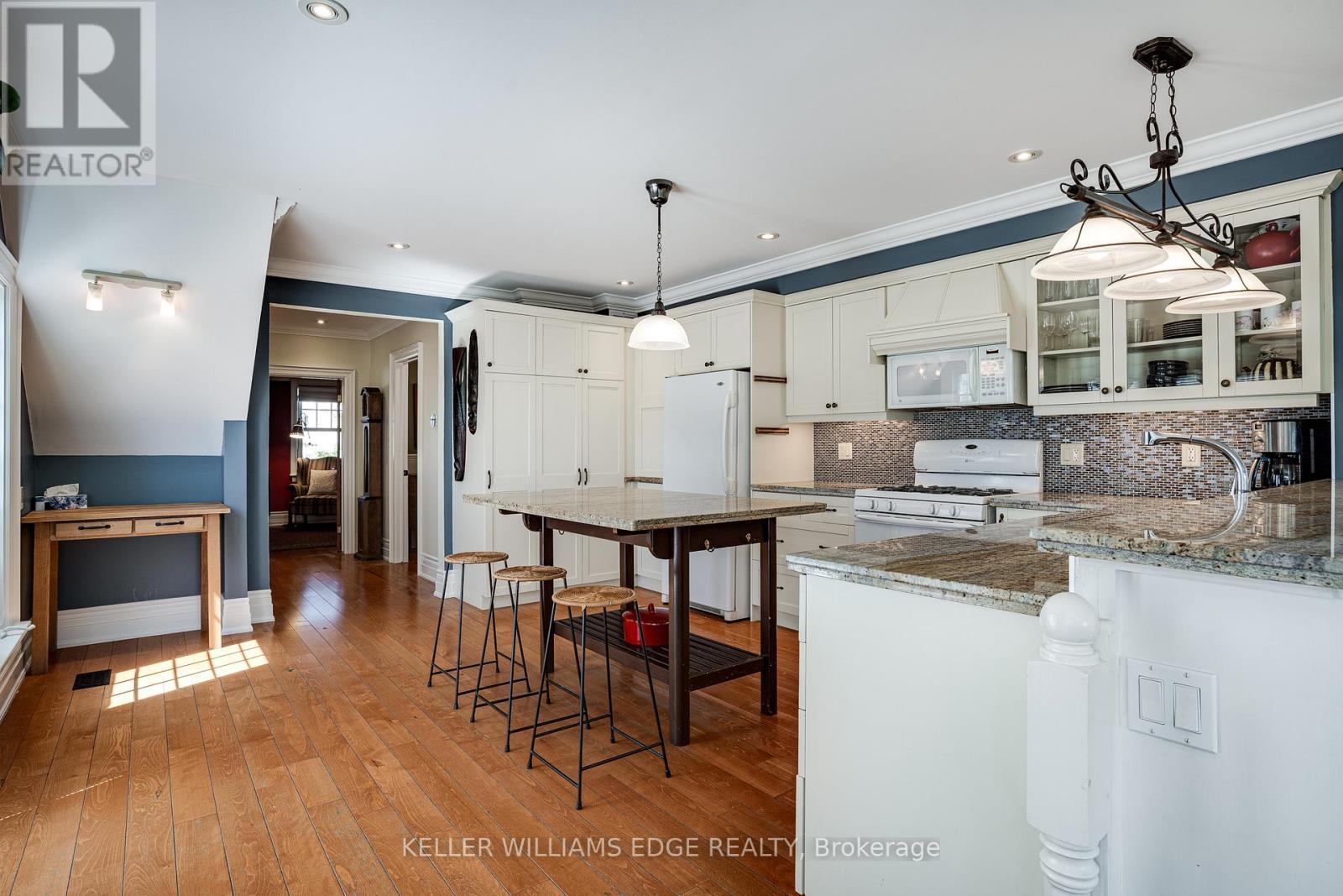 849 Beach Boulevard, Hamilton, ON - Indoor Photo Showing Kitchen