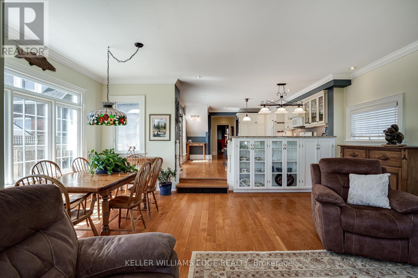 849 Beach Boulevard, Hamilton, ON - Indoor Photo Showing Living Room