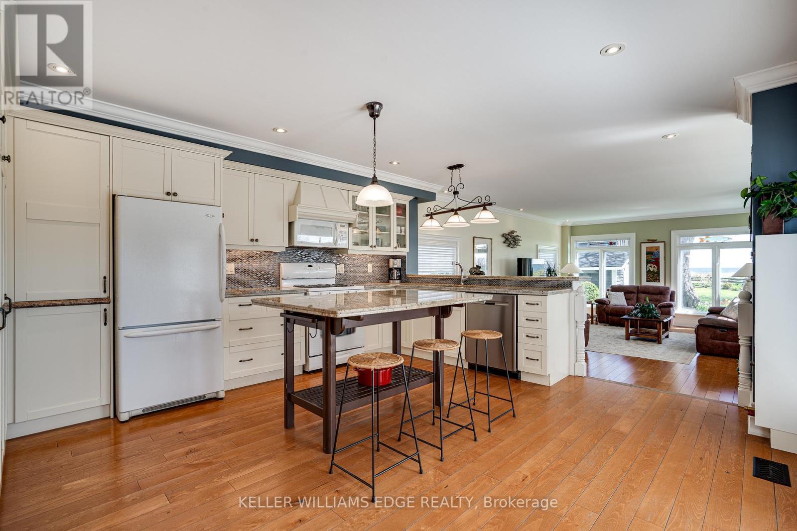 849 Beach Boulevard, Hamilton, ON - Indoor Photo Showing Kitchen