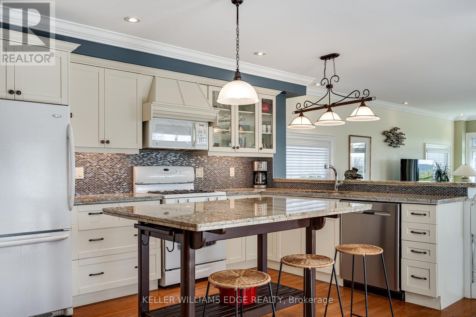 849 Beach Boulevard, Hamilton, ON - Indoor Photo Showing Kitchen