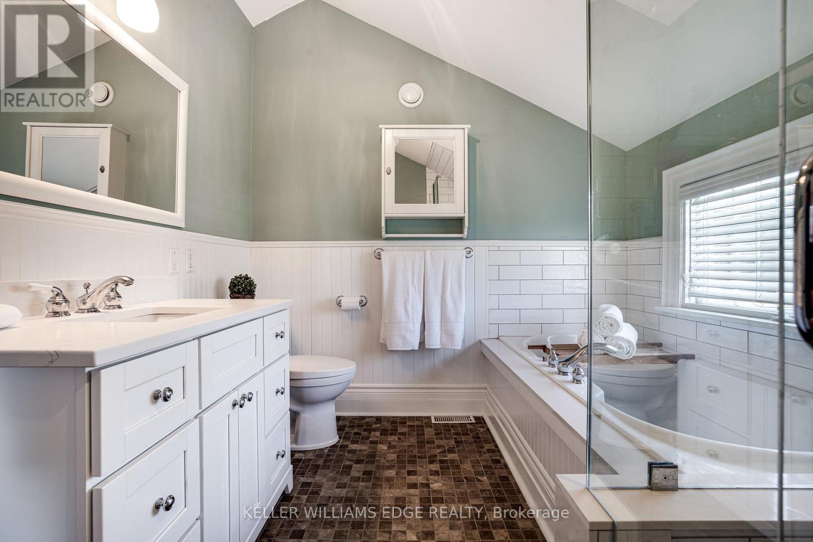 849 Beach Boulevard, Hamilton, ON - Indoor Photo Showing Bathroom