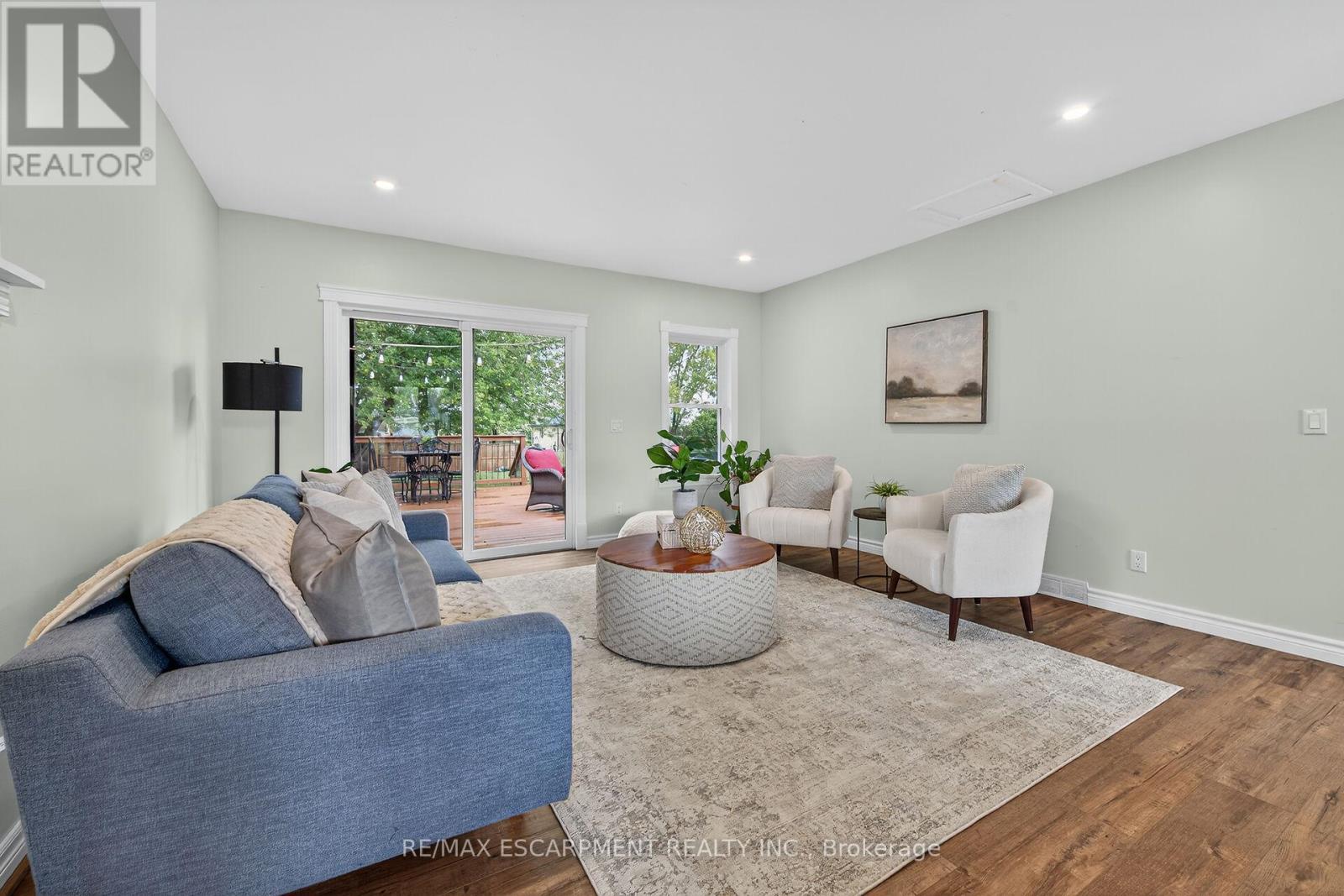 49 Erie Avenue N, Haldimand, ON - Indoor Photo Showing Living Room