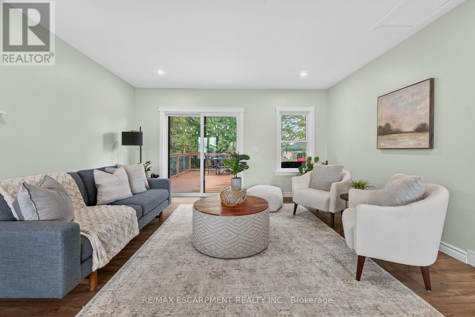 49 Erie Avenue N, Haldimand, ON - Indoor Photo Showing Living Room