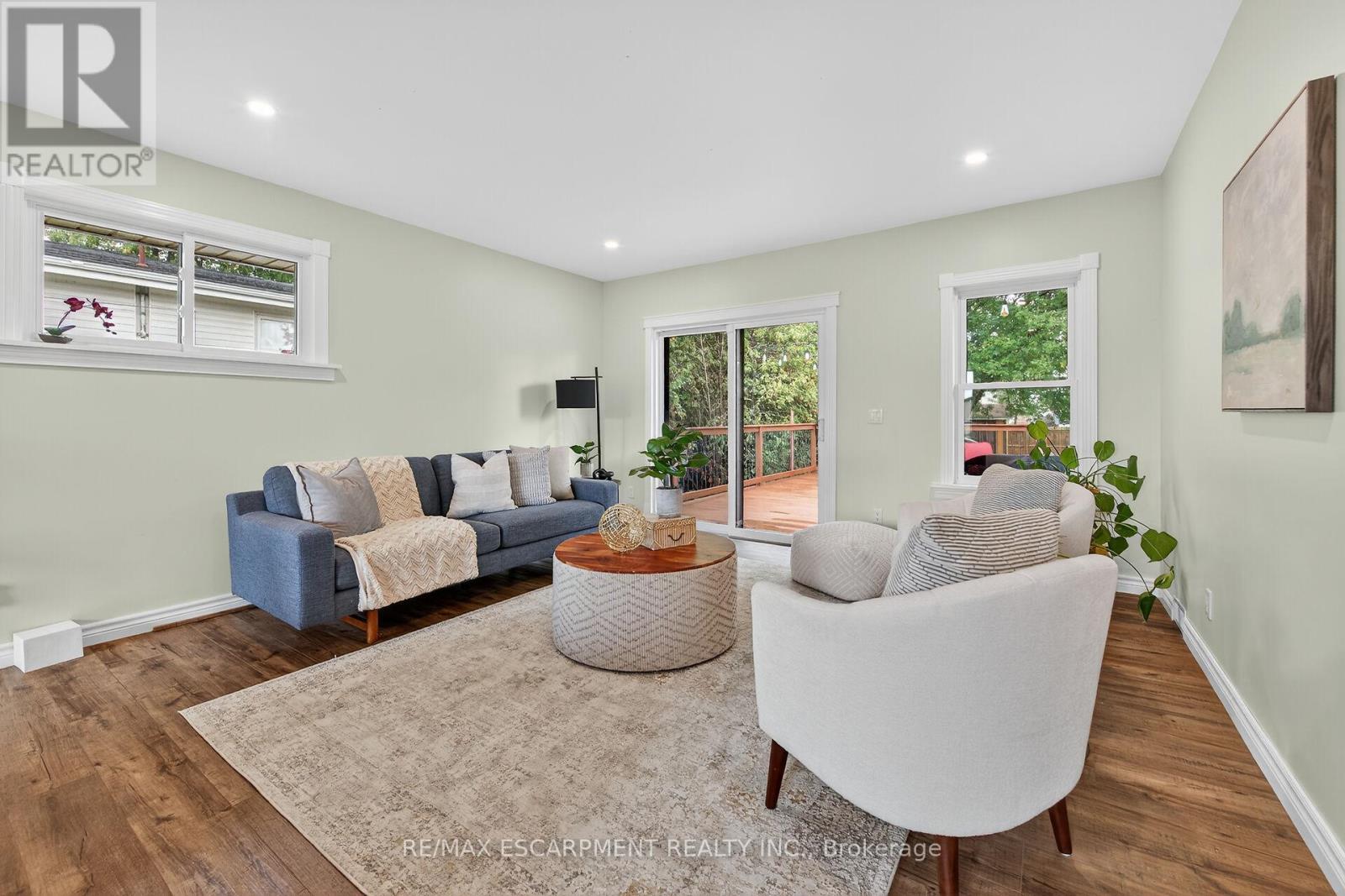 49 Erie Avenue N, Haldimand, ON - Indoor Photo Showing Living Room