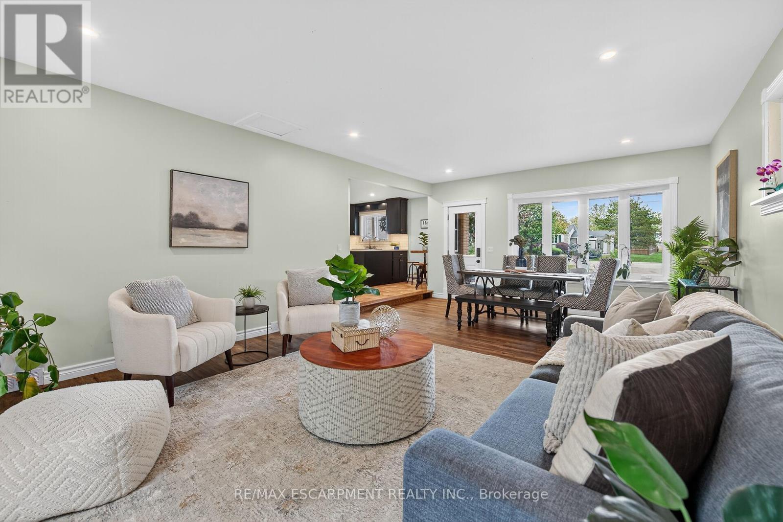 49 Erie Avenue N, Haldimand, ON - Indoor Photo Showing Living Room
