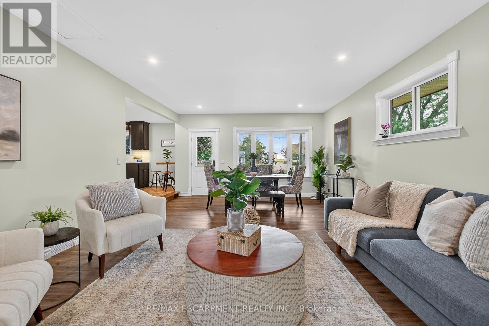 49 Erie Avenue N, Haldimand, ON - Indoor Photo Showing Living Room