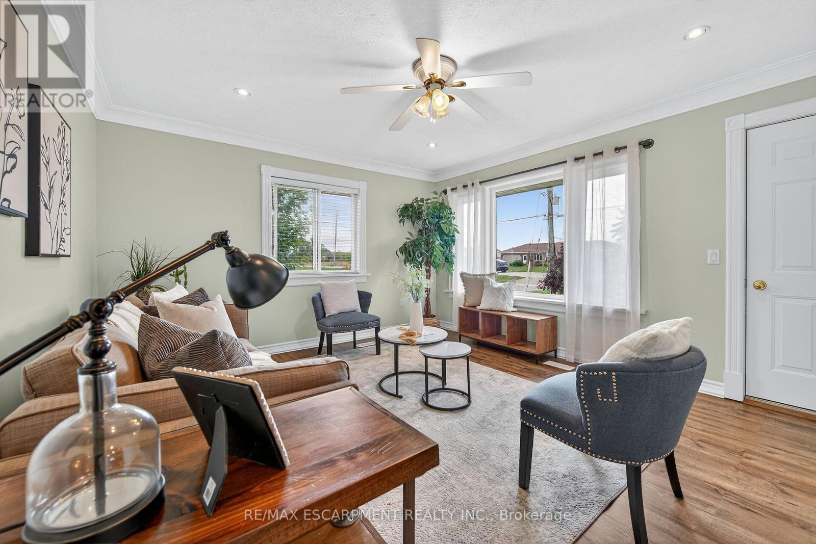 49 Erie Avenue N, Haldimand, ON - Indoor Photo Showing Living Room