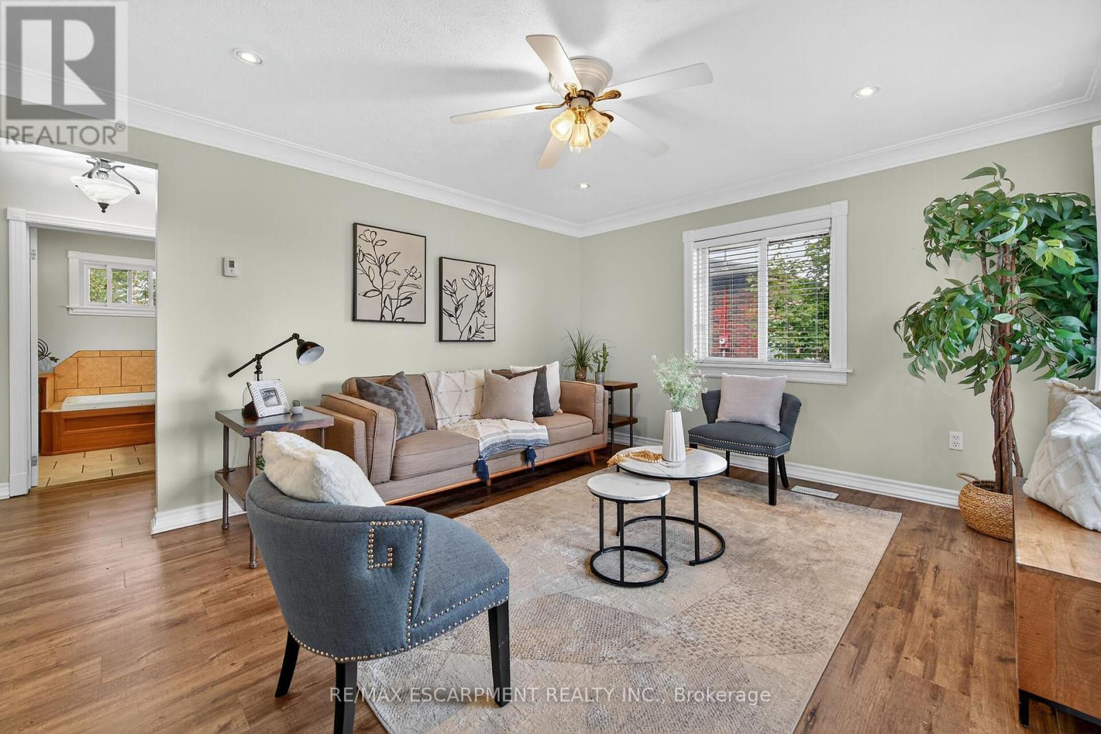 49 Erie Avenue N, Haldimand, ON - Indoor Photo Showing Living Room