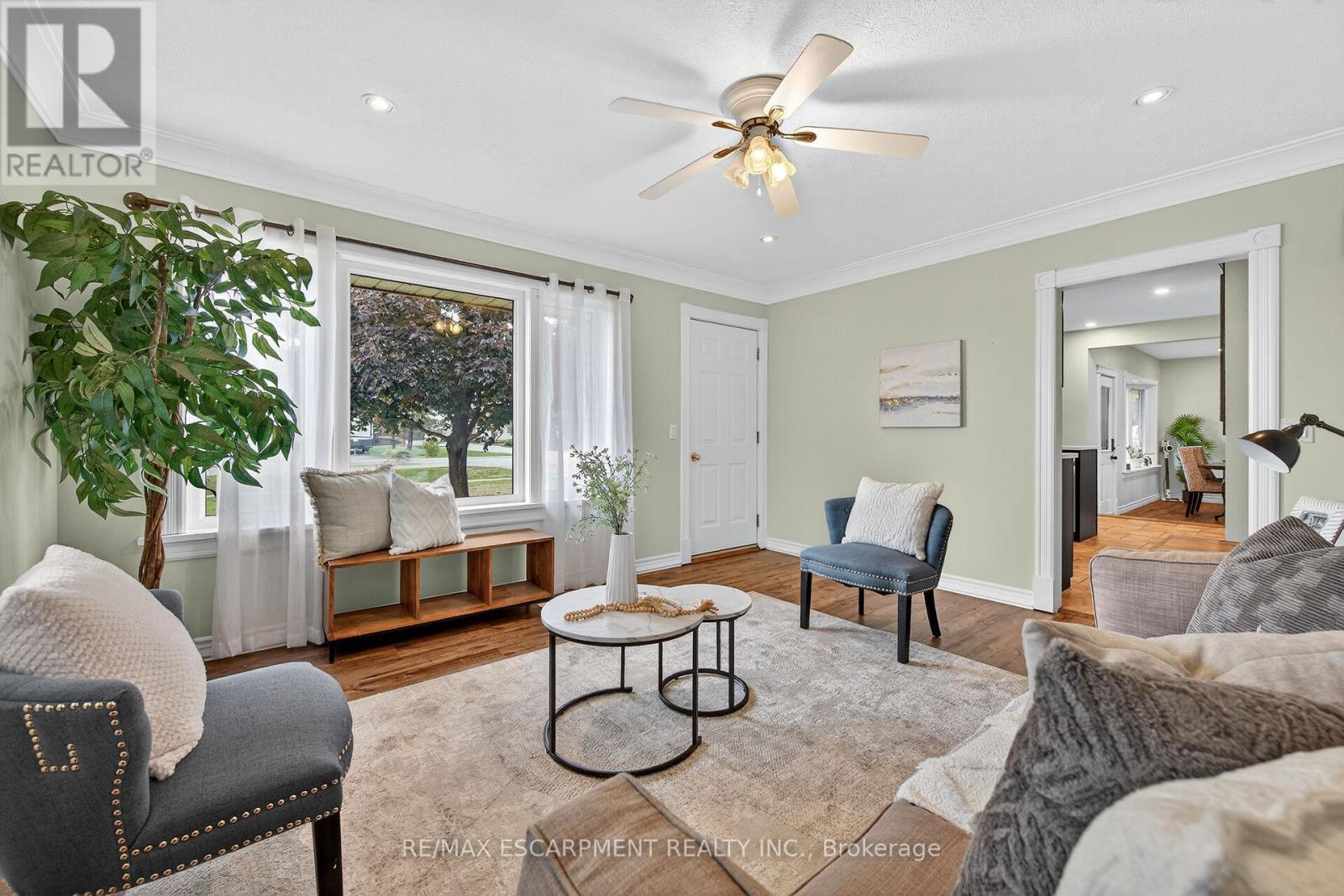 49 Erie Avenue N, Haldimand, ON - Indoor Photo Showing Living Room