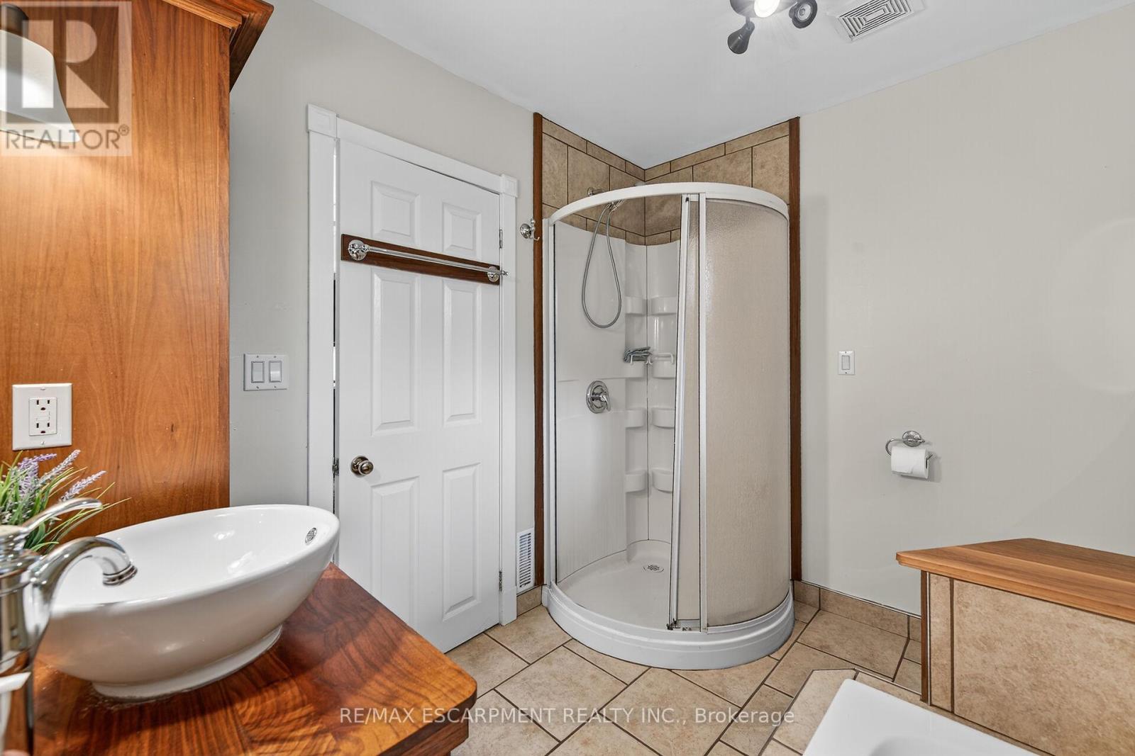 49 Erie Avenue N, Haldimand, ON - Indoor Photo Showing Bathroom