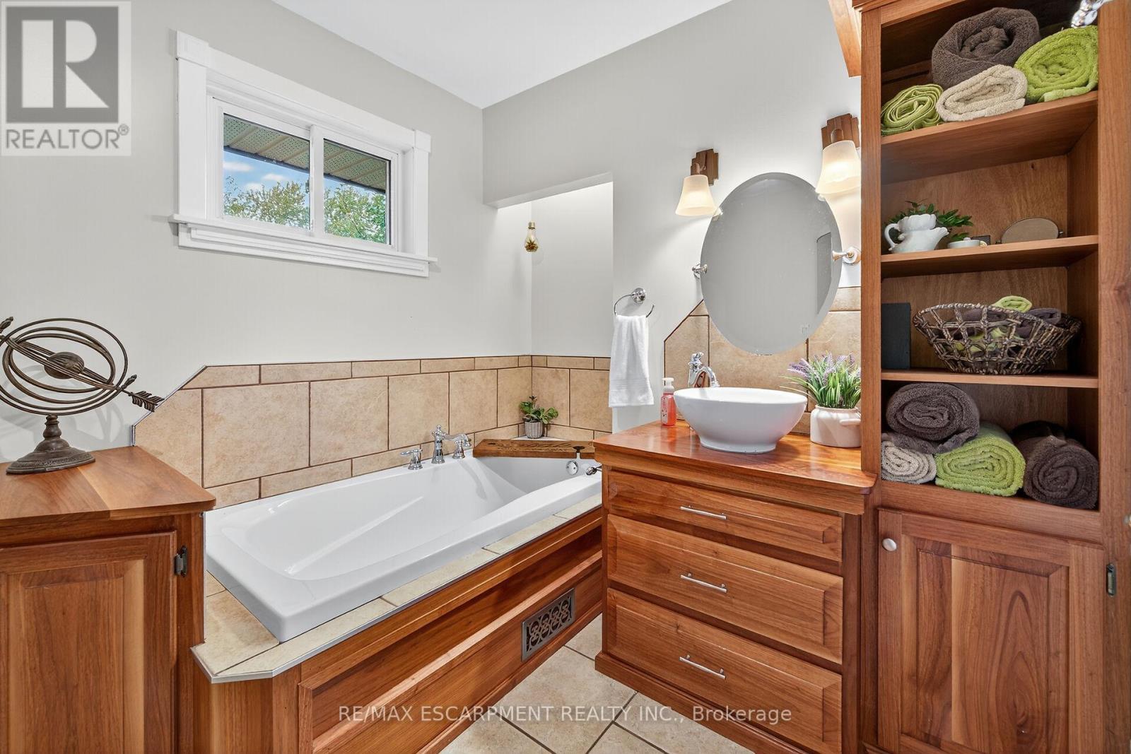 49 Erie Avenue N, Haldimand, ON - Indoor Photo Showing Bathroom