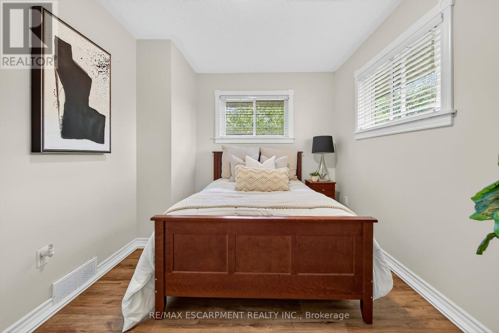 49 Erie Avenue N, Haldimand, ON - Indoor Photo Showing Bedroom