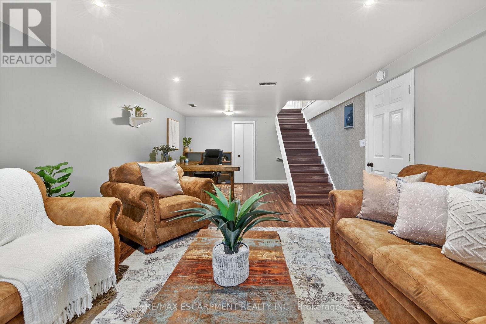 49 Erie Avenue N, Haldimand, ON - Indoor Photo Showing Living Room